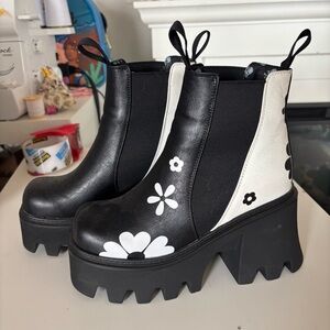 La Moda "Come Together" Black & White Flowers Chunky Super Platform Boots Size 5